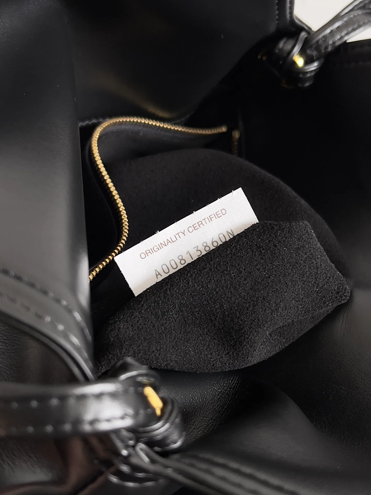 Batch 1520 Inspired by the 1970s, the Bottega Veneta women's logo shoulder bag has a smooth leather surface that brings a clean and handsome feel, just like the neatness and tenacity of a working woman. The front buckle has high-quality hardware pendant body, the overall retro elegance, and the excellent leather feels soft. This Bottega Veneta series can be described as beautiful, weakening the complexity of the outfit, not competing for it, and only using the best quality to interpret itself. Style number: 806030 (small size) Size: 27*16*6cm